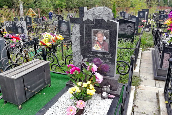 Гранитный памятник украшенный резьбой